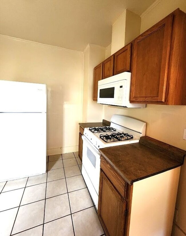 Building Photo - 2 Bed 1 Bath Plus Bonus Room in YOUNGS ENG...