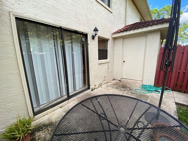 Building Photo - 1605 Shady Ridge Ct