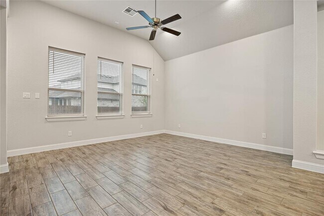 Building Photo - 2004 Highland Ridge Rd