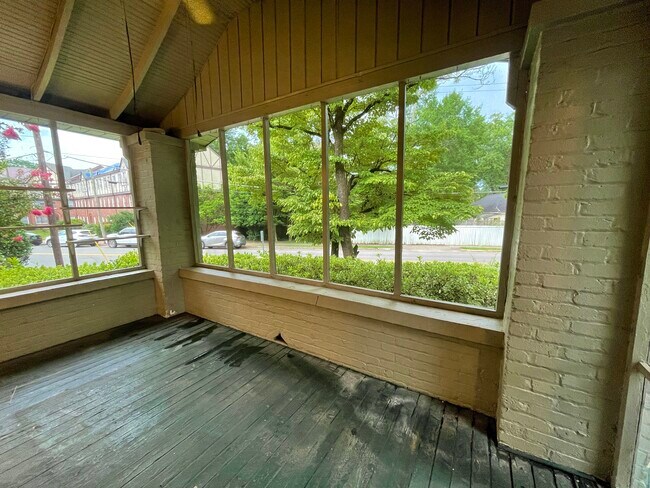 Screened in porch - 908 Oxmoor Rd