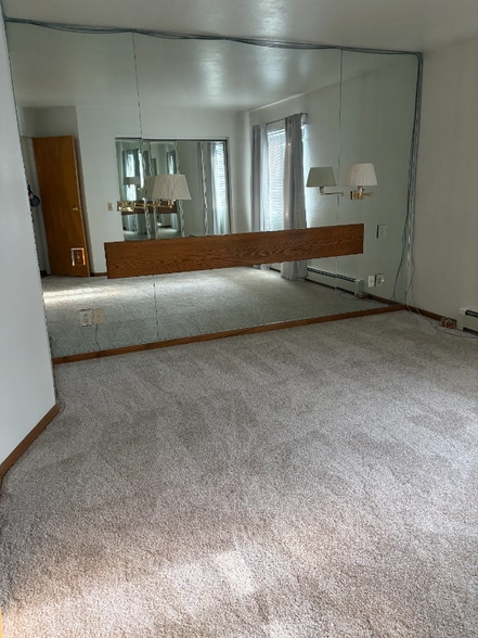 Building Photo - 635 E 73rd Ave