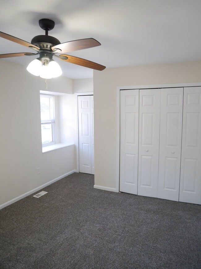 Building Photo - MOVED NOW & SAVE!! 3 Bedroom Townhome loca...