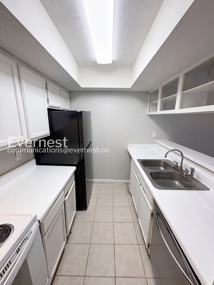 Building Photo - 1760 Wesley Way NW
