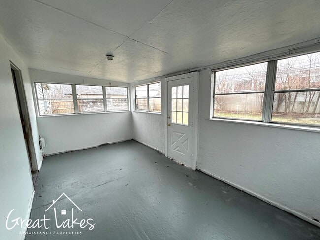 Building Photo - Beautiful 2 Bedroom 1 Bathroom now available for rent!