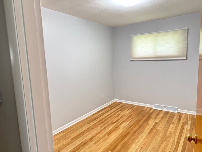 Building Photo - Extremely sharp 3 BR home in Normal