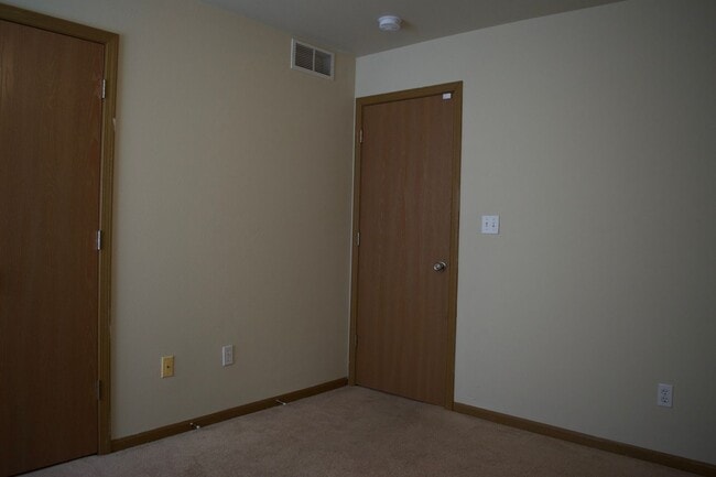 Building Photo - Nice 4 Bed 3 Bath Duplex!
