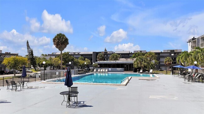 Building Photo - 210 Fontainebleau Blvd