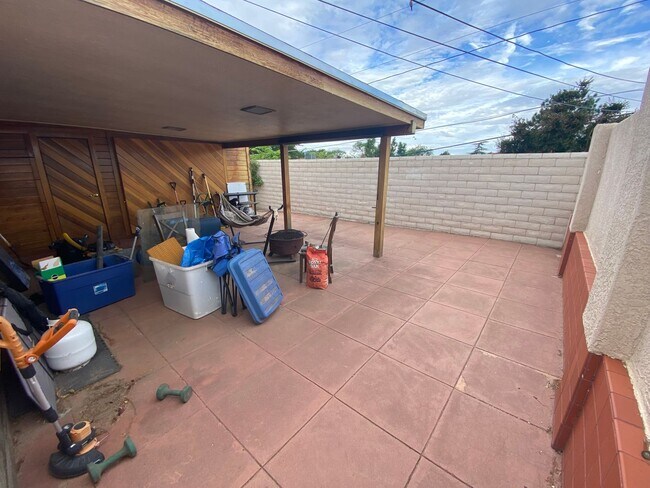 Building Photo - Beautiful 3 Bedroom Home in NE Albuquerque