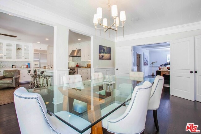 Building Photo - 1515 N Doheny Dr