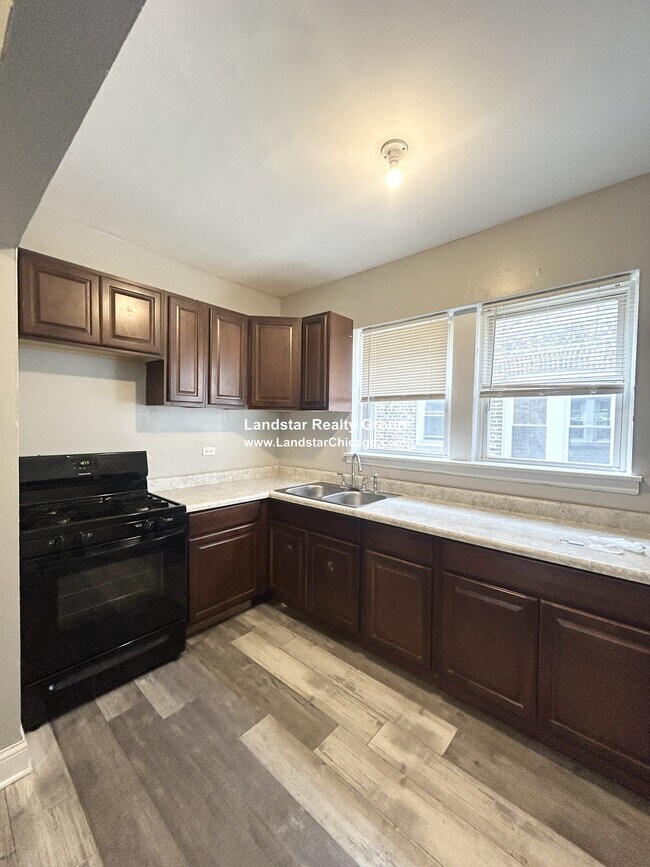 Building Photo - 7344 N Damen Ave