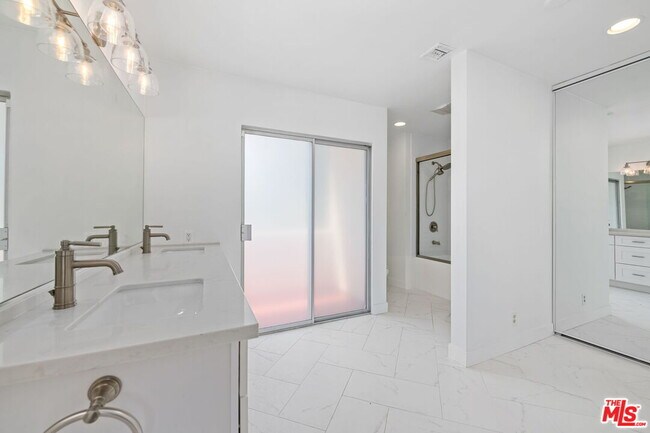 Building Photo - 2492 Banyan Dr
