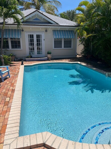 Building Photo - 525 N Lakeside Dr