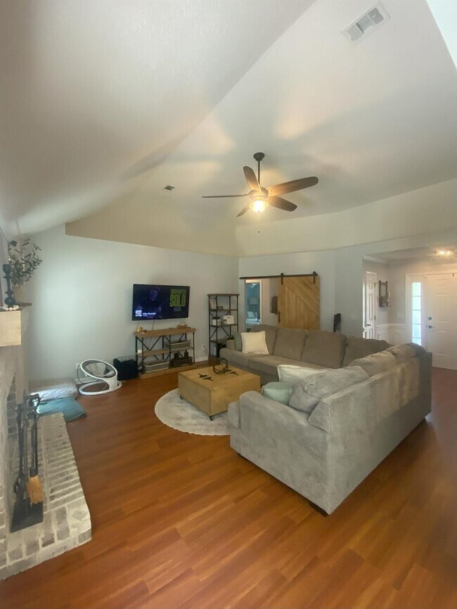Building Photo - Beautiful 3 Bedroom Home with Fireplace & Private Backyard in Pooler
