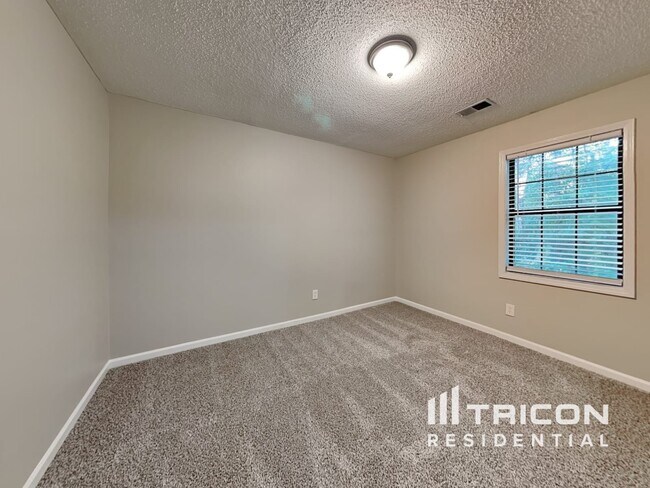 Building Photo - 2379 Moseley Pl SW