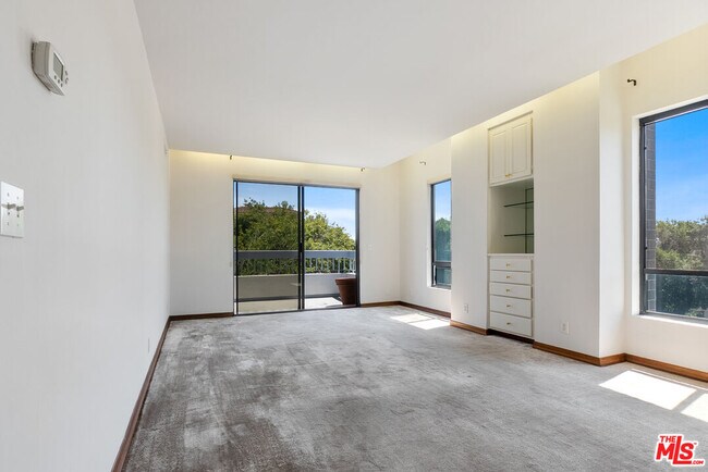 Building Photo - 1220 S Roxbury Dr