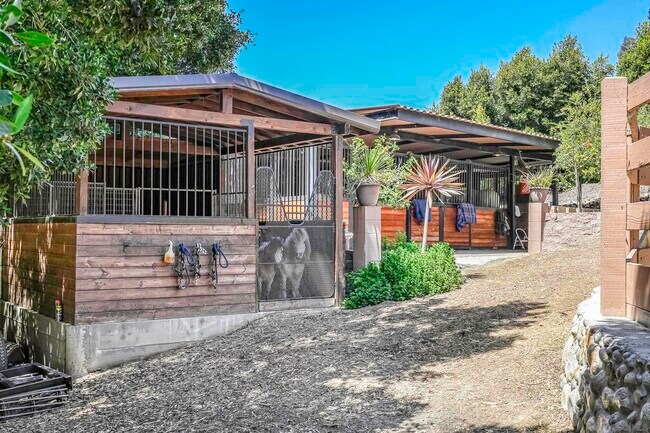 Building Photo - 5305 La Crescenta Rd