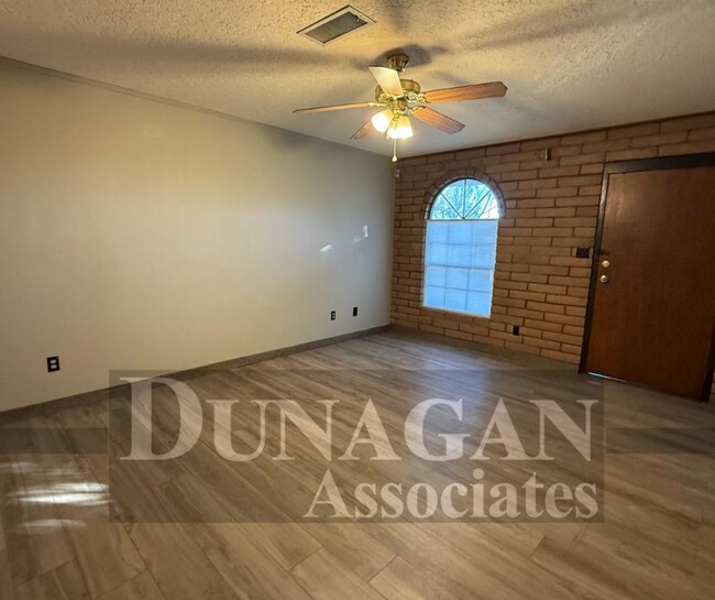 Building Photo - 2 Bedroom, 1 Bath apartment