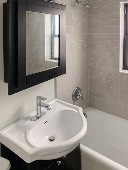 Building Photo - 538 W Cornelia Ave