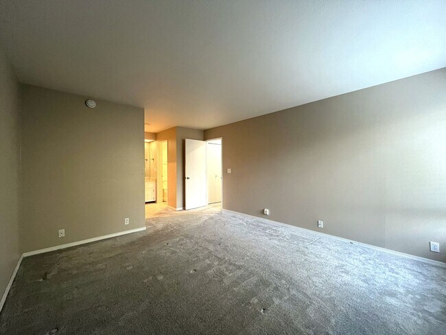 Building Photo - 2 Bed 2 Bath Corner Condo ~ Cedar Mill w/ Washer & Dryer, Parking and Pool! Convenient to Nike, S...