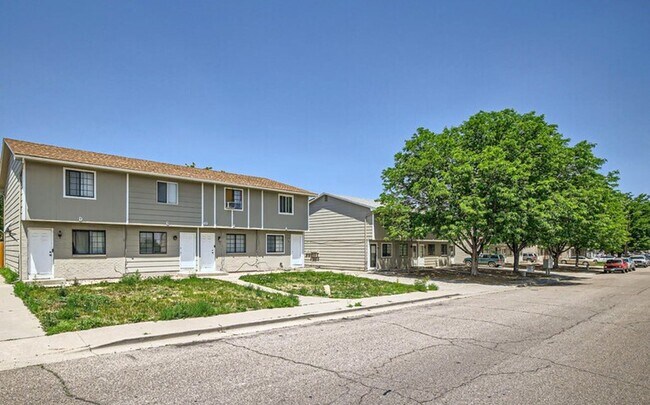 Building Photo - 37 Royal Crest Dr
