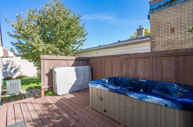 Building Photo - 603 E Columbia Ave