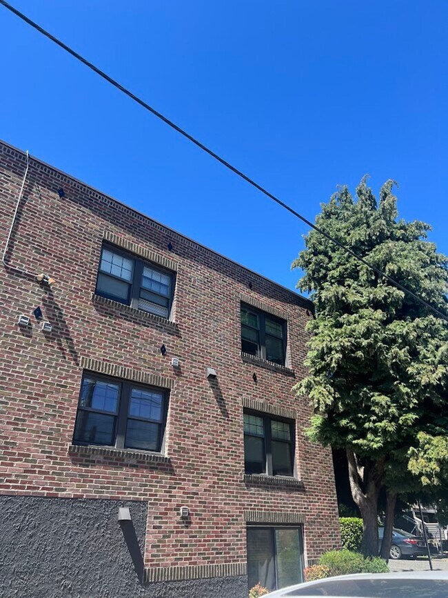 Building Photo - 571 Valley St