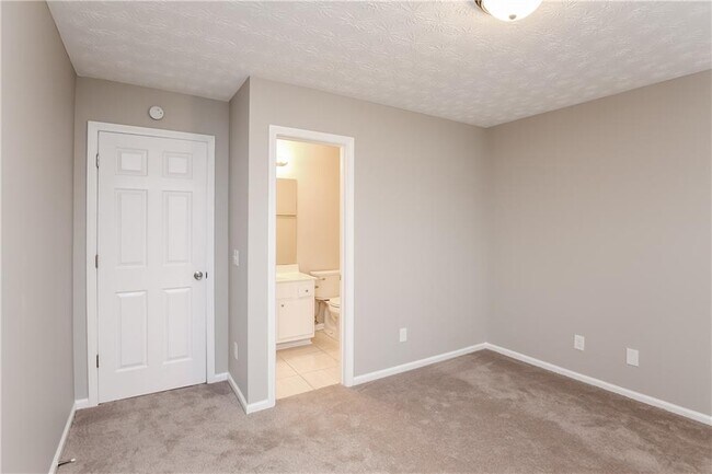 Building Photo - 2454 Canary Ct