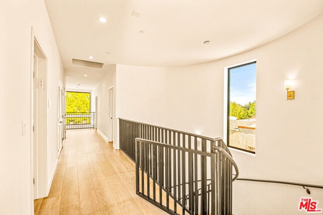 Building Photo - 535 N Formosa Ave