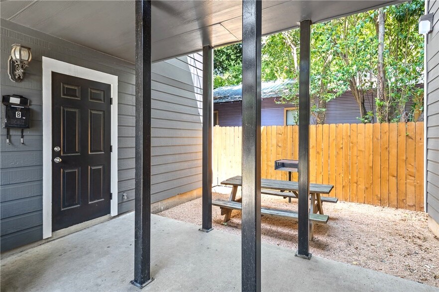 4CAR GARAGE W SEPARATE ENTRANCE - 3500 Duval St