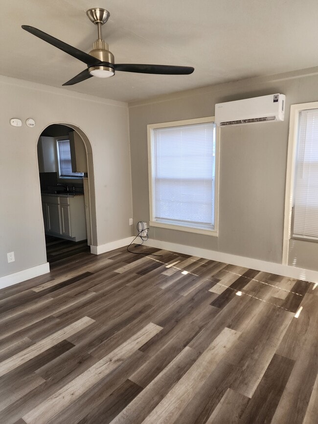 Building Photo - 2404 E Randolph Ave