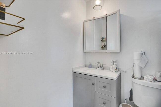 Building Photo - 5811 SW 95th Ct