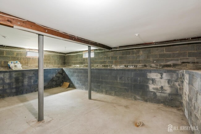 Building Photo - 372 Seneca Ave