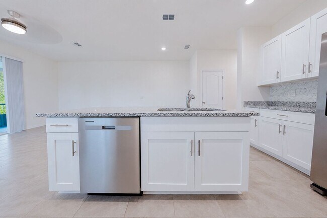 Building Photo - Like-New End-Unit 3 Bedroom Townhome