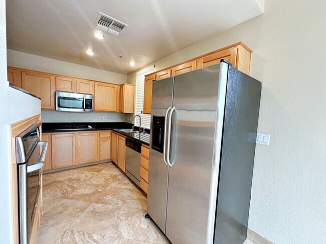 Building Photo - FREE WEEK PROMO! 2 BEDROOM 2 BATH GUARD GATED PARK AVENUE CONDO OFF THE STRIP!