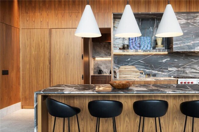 Building Photo - 725 Rocky Point Dr