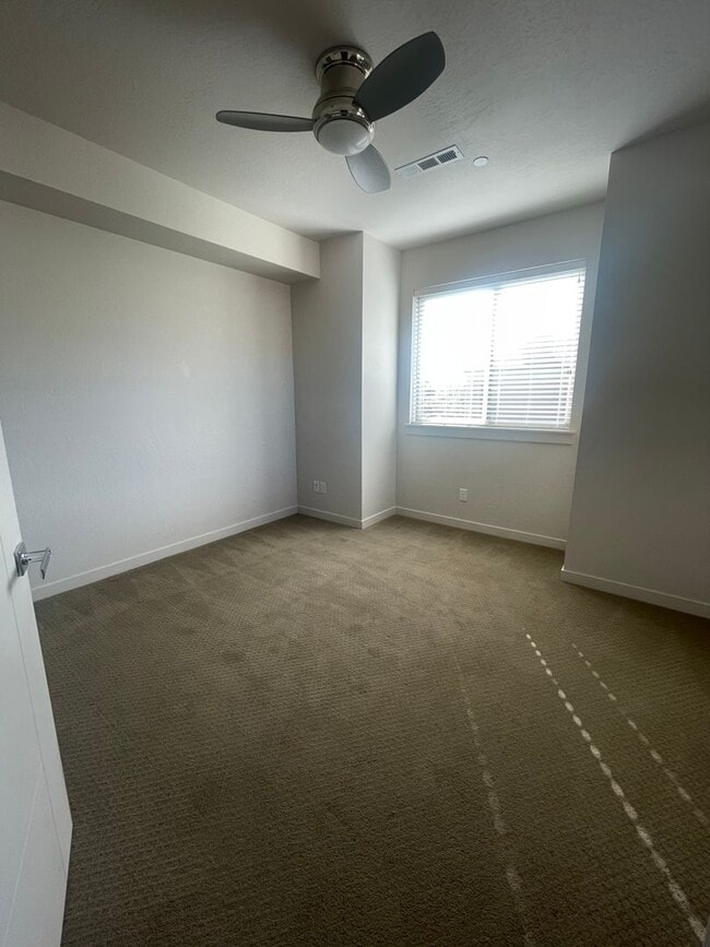 Building Photo - Newer & Beautiful 2bd/2bth condo in Ashland