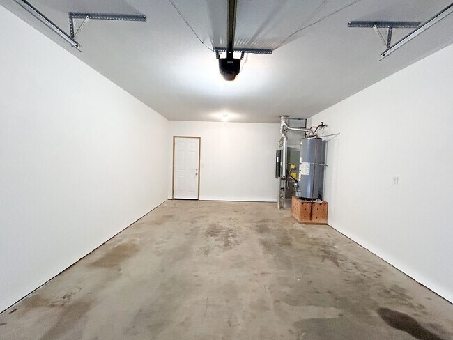 Building Photo - 5548 - 5550