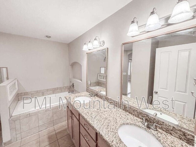 Building Photo - 208 Lyman Ln