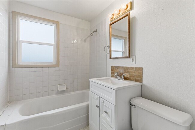 Building Photo - Charming 4 Bed, 2 Bath w/ Garage! *SPECIAL...