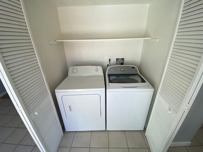 Building Photo - 3 Bedroom 1.5 Bath Townhome Near River Access