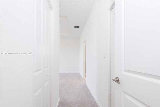 Building Photo - 2636 SE 8th Ct