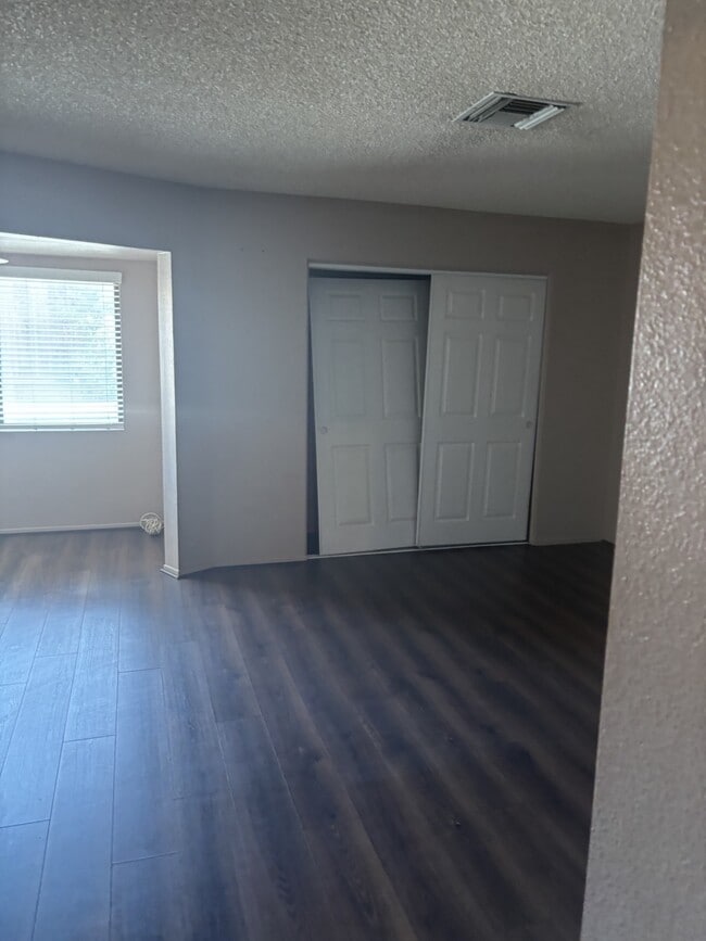 Building Photo - 833 S Avenue A