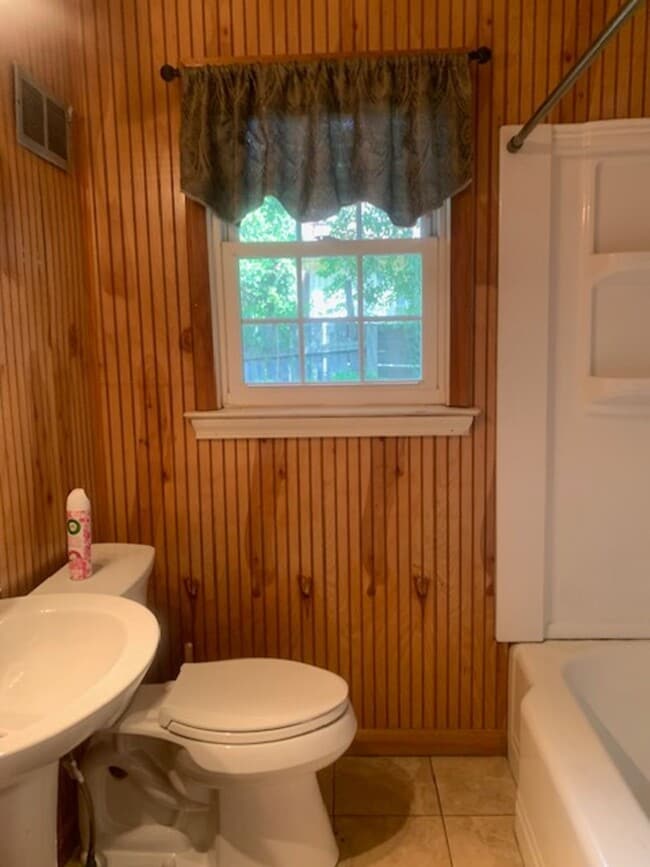 Building Photo - 2-Bedroom, 1-Bath House