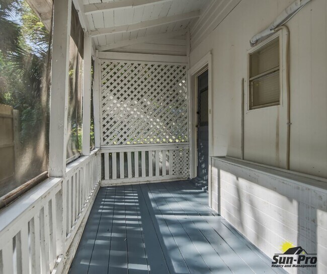 Building Photo - 215 Live Oak Ave