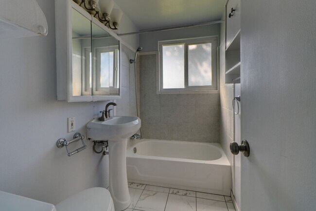 Building Photo - 669 Orem