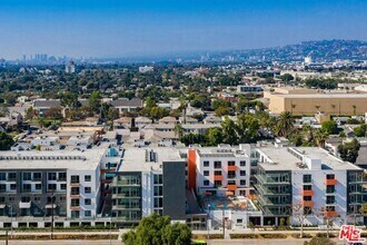 Building Photo - 525 Wilton Pl