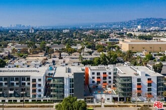 Building Photo - 525 Wilton Pl
