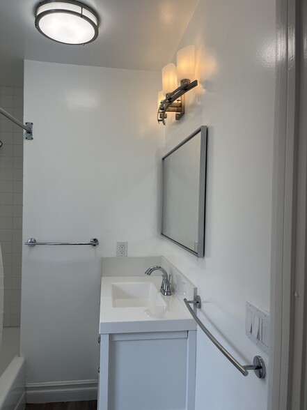 LARGE COUNTERTOPS - 11037 Ohio Ave