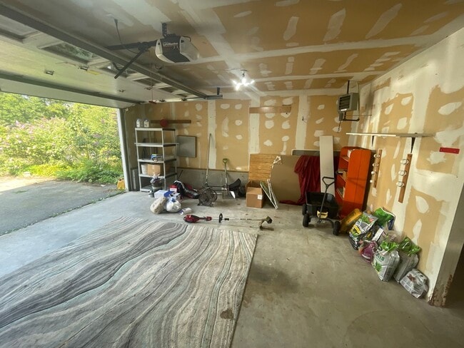 Building Photo - For Rent – 4 Bed, 2 Bath Home w/ Garage & ...