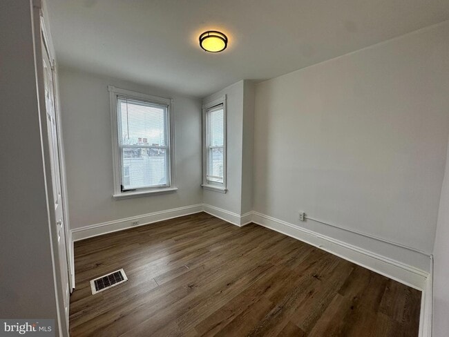 Building Photo - 7 6th Ave